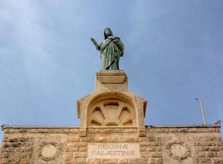 Nicht weit von der Stadt Beit Schemesch erhebt sich eingebettet in einen riesigen Olivenhain auf einer Anhöhe die Wallfahrtskirche „Unsere Königin von Palästina". Sie ist die Marienkirche des Lateinischen Patriarchats, Ziel vieler Pilger, Touristen und Ritter und Damen vom Heiligen Grab zu Jerusalem, deren Patronin die Königin von Palästina ist. Nicht weit von der Stadt Beit Schemesch erhebt sich eingebettet in einen riesigen Olivenhain auf einer Anhöhe die Wallfahrtskirche „Unsere Königin von Palästina". Sie ist die Marienkirche des Lateinischen Patriarchats, Ziel vieler Pilger, Touristen und Ritter und Damen vom Heiligen Grab zu Jerusalem, deren Patronin die Königin von Palästina ist.