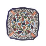Teller mit Blumenornament