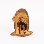 Krippe mit Rindenholzhintergrund 14x15x9 cm