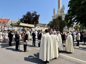 Fronleichnam: Pontifikalamt und Prozession durch die Stadt